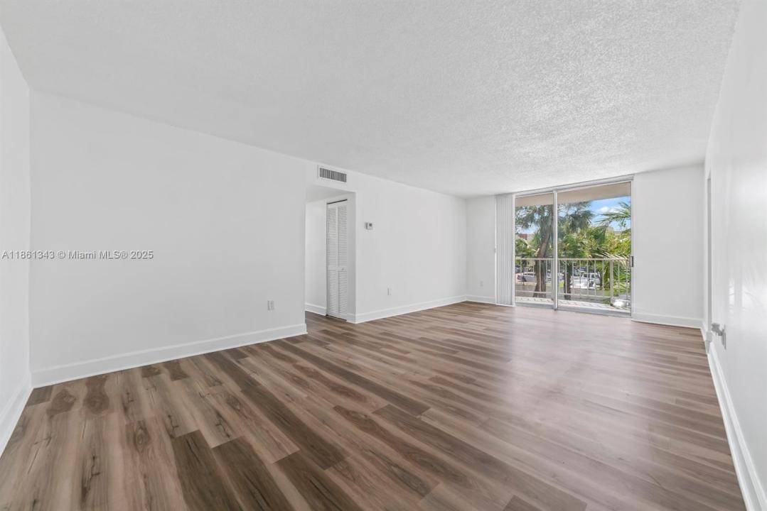 498 NW 165th St Rd D-201, Miami, Florida 33169