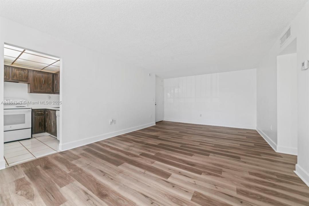 498 NW 165th St Rd D-201, Miami, Florida 33169