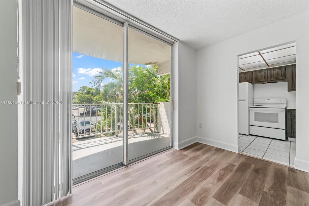 498 NW 165th St Rd D-201, Miami, Florida 33169