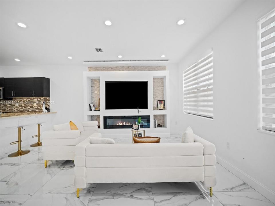 10343 NW 70th Ln, Doral, Florida 33178