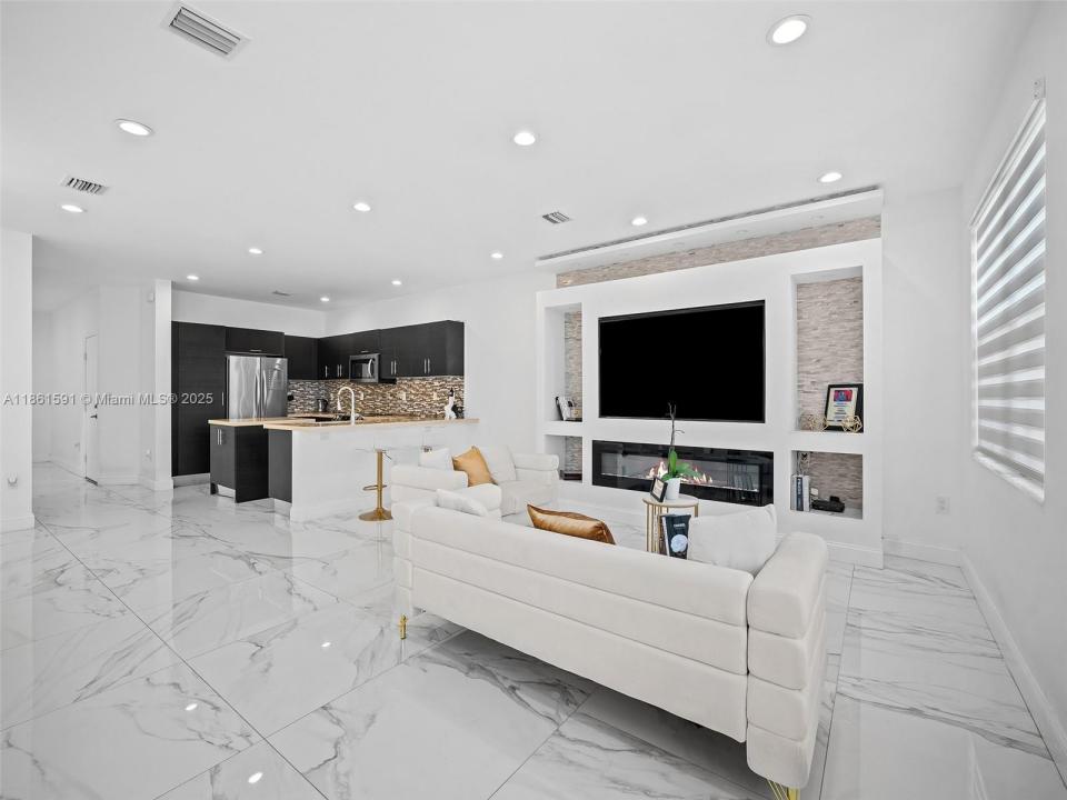 10343 NW 70th Ln, Doral, Florida 33178