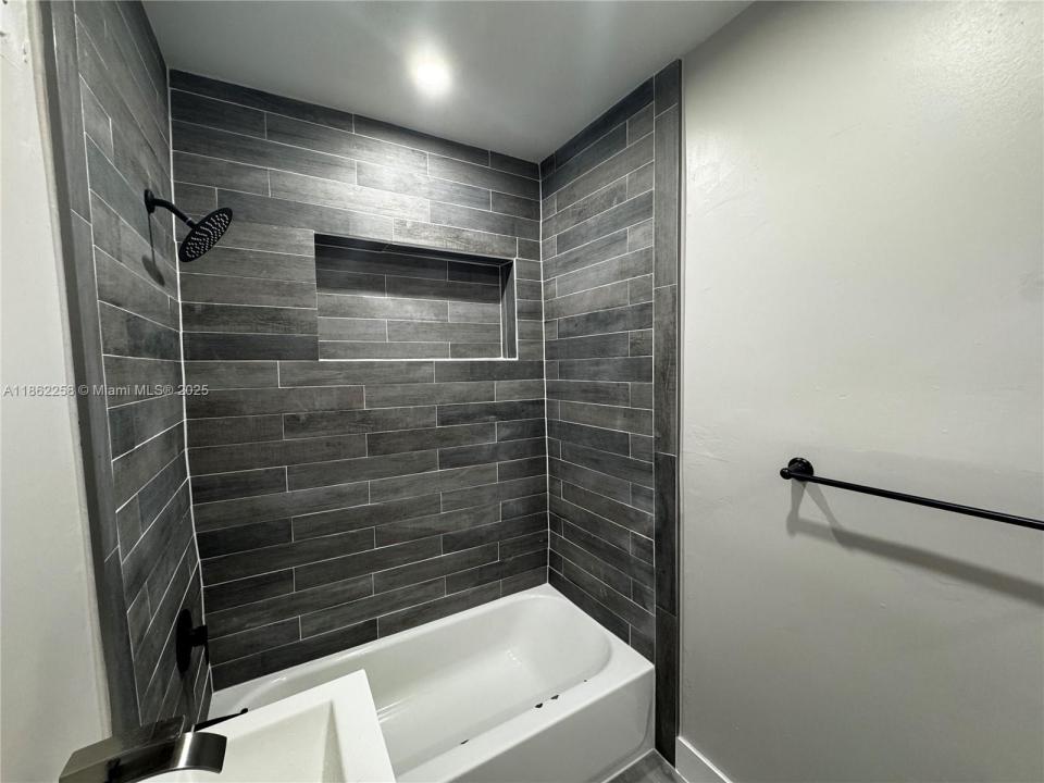 2377 NW 35th St utilities included, Miami, Флорида 33142, Соединенные Штаты