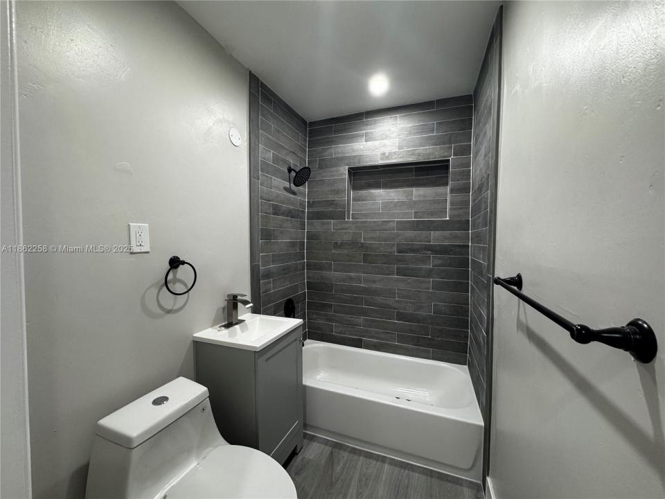 2377 NW 35th St utilities included, Miami, Флорида 33142, Соединенные Штаты