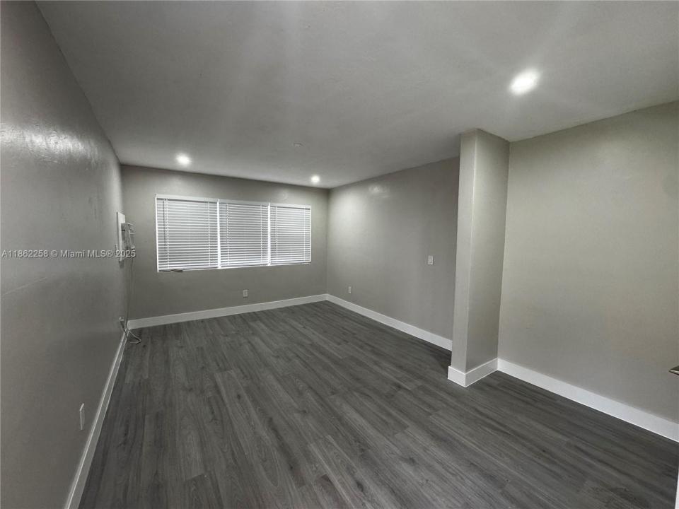 2377 NW 35th St utilities included, Miami, Флорида 33142, Соединенные Штаты