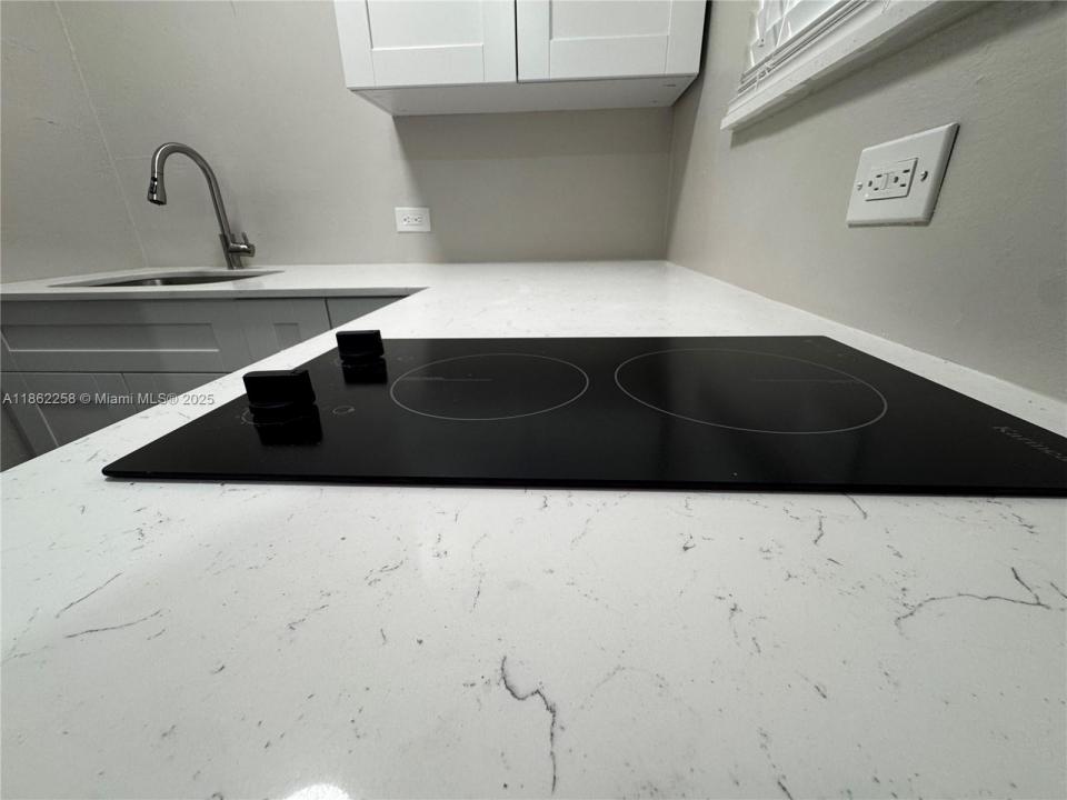 2377 NW 35th St utilities included, Miami, Флорида 33142, Соединенные Штаты