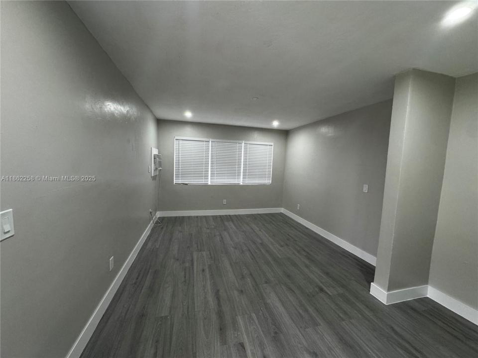 2377 NW 35th St utilities included, Miami, Флорида 33142, Соединенные Штаты