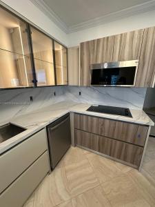 19500 Turnberry Way 12E, Aventura, Florida 33180, USA