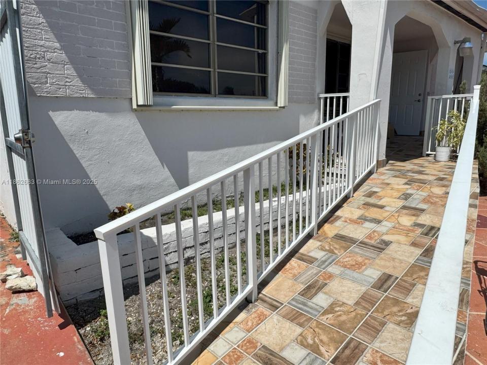 275 E 34th St, Hialeah, Florida 33013, USA
