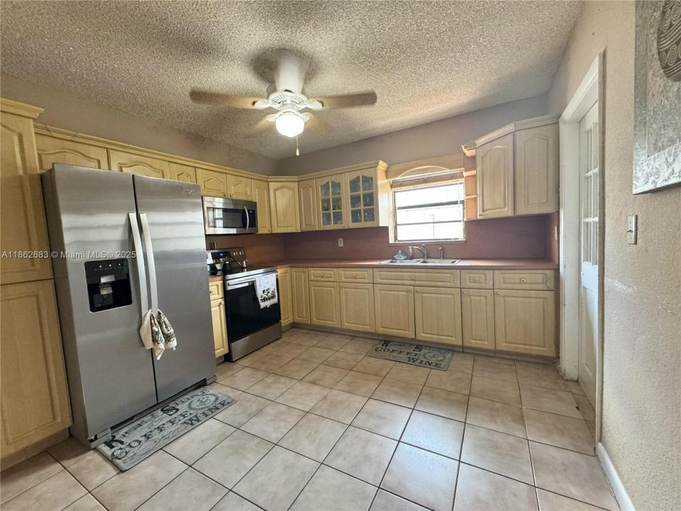 275 E 34th St, Hialeah, Florida 33013, USA