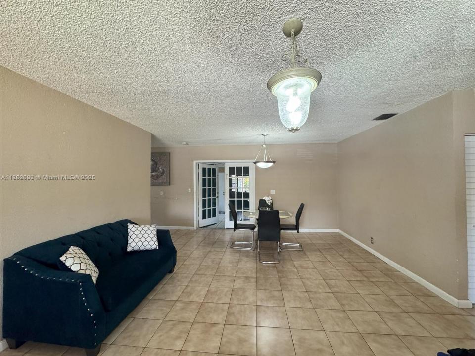 275 E 34th St, Hialeah, Florida 33013, USA