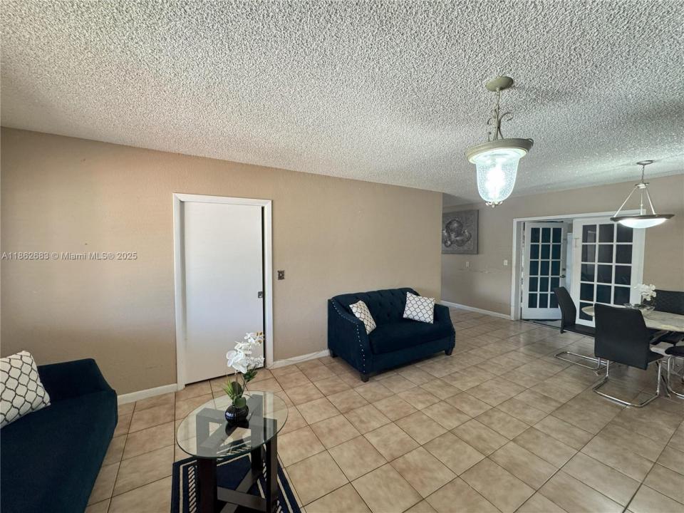 275 E 34th St, Hialeah, Florida 33013, USA