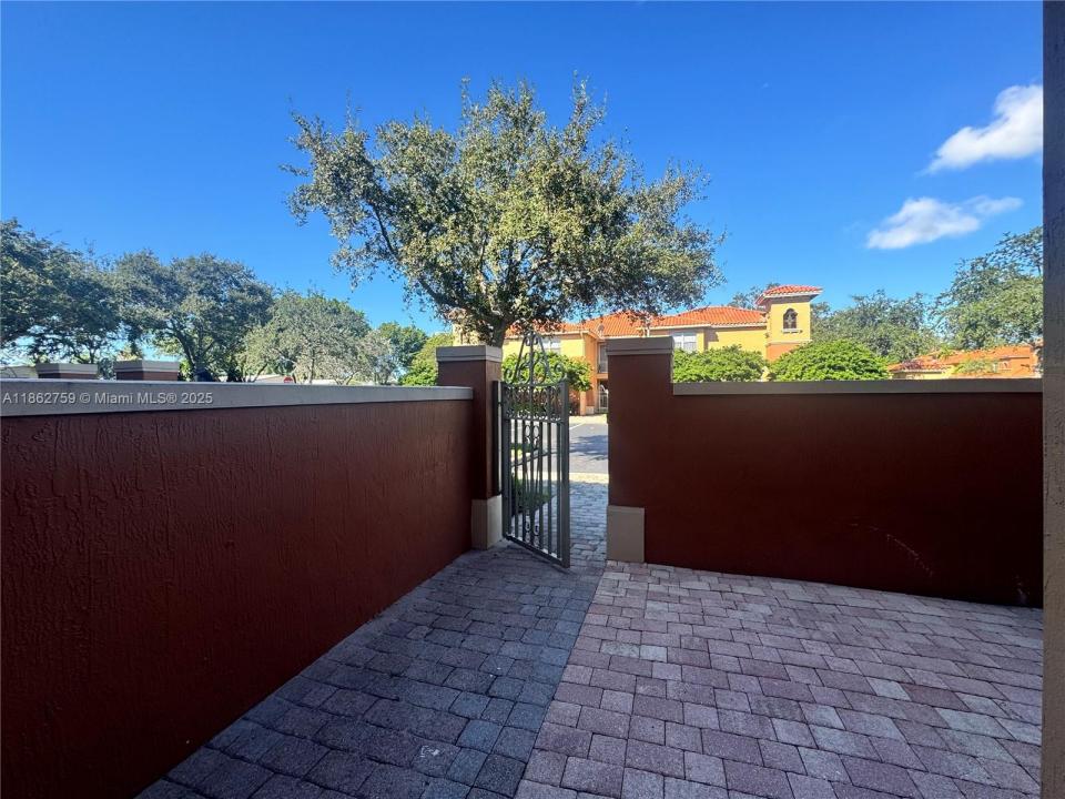 5004 S Harbor Isles Dr 2402, Dania Beach, Florida 33312