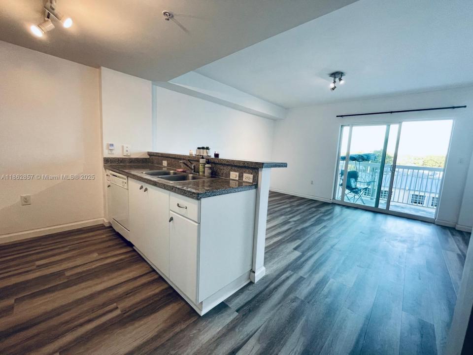 2740 SW 28th Ter 403, Coconut Grove, Florida 33133