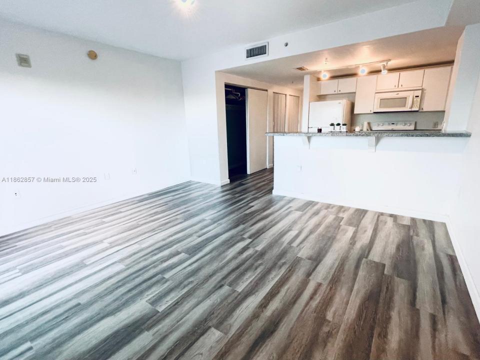 2740 SW 28th Ter 403, Coconut Grove, Florida 33133