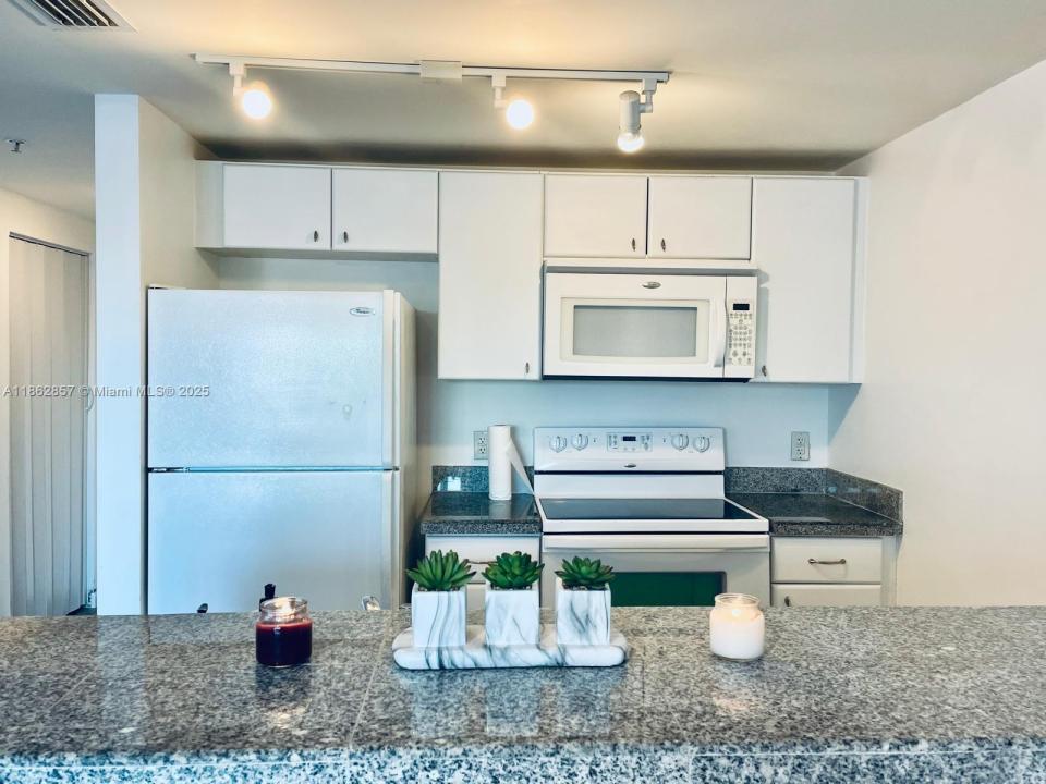 2740 SW 28th Ter 403, Coconut Grove, Florida 33133