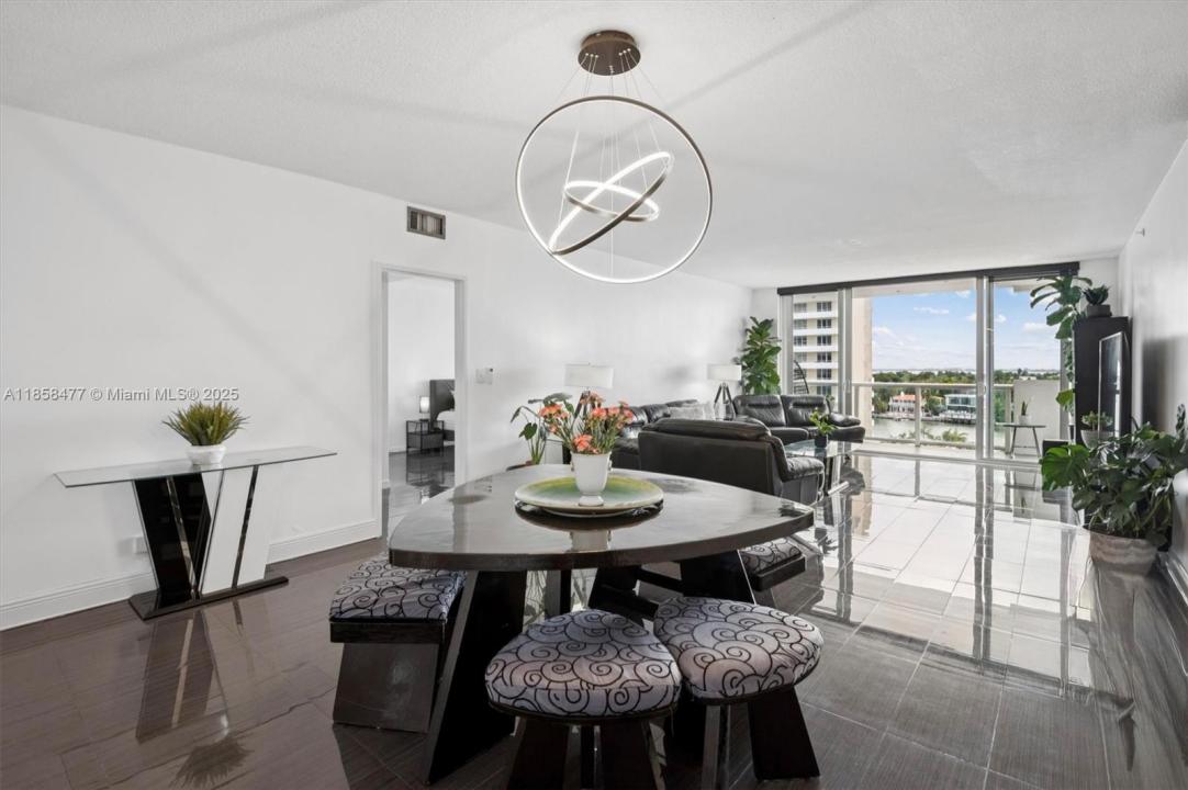 5601 Collins Ave 820, Miami Beach, Floryda 33140, USA