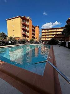 1800 W 54th St 105, Hialeah, Florida 33012, USA
