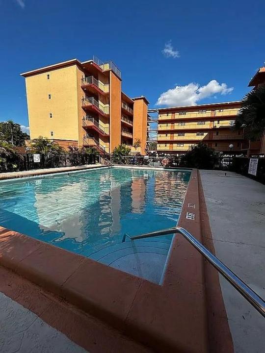 1800 W 54th St 105, Hialeah, פלורידה 33012, ארצות הברית של אמריקה 