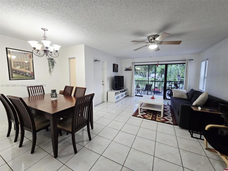 1102 Green Pine Blvd E2, West Palm Beach, Florida 33409, USA