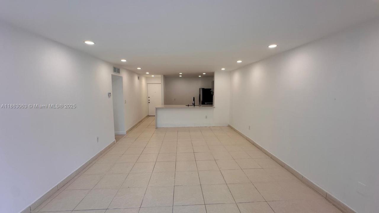 11925 NE 2nd Ave B414, North Miami, Floryda 33161, USA