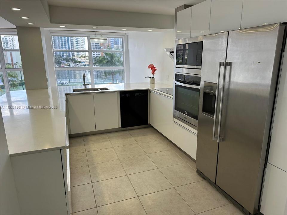 400 Leslie Dr 402, Hallandale Beach, Florida 33009