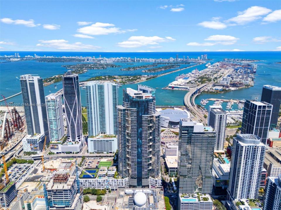 851 NE 1st Ave 1506, Miami, Flórida 33132, Estados Unidos