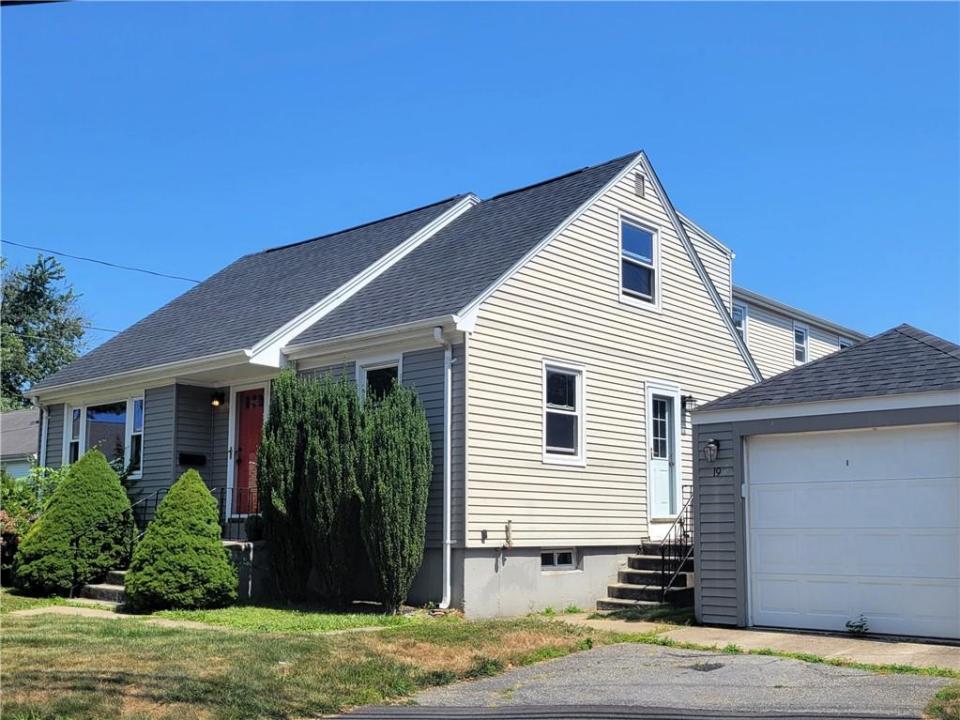 19 Hillside Avenue, Newport, Rhode Island 02840