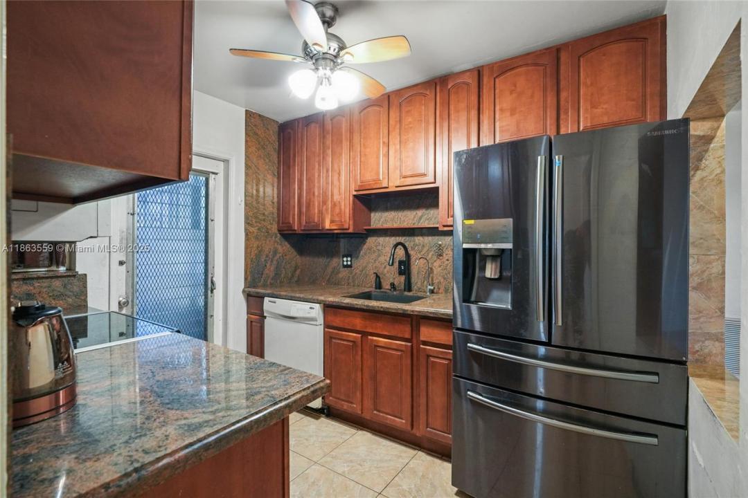1025 Curtiss Dr, Opa-Locka, 佛羅里達州 33054, 美國