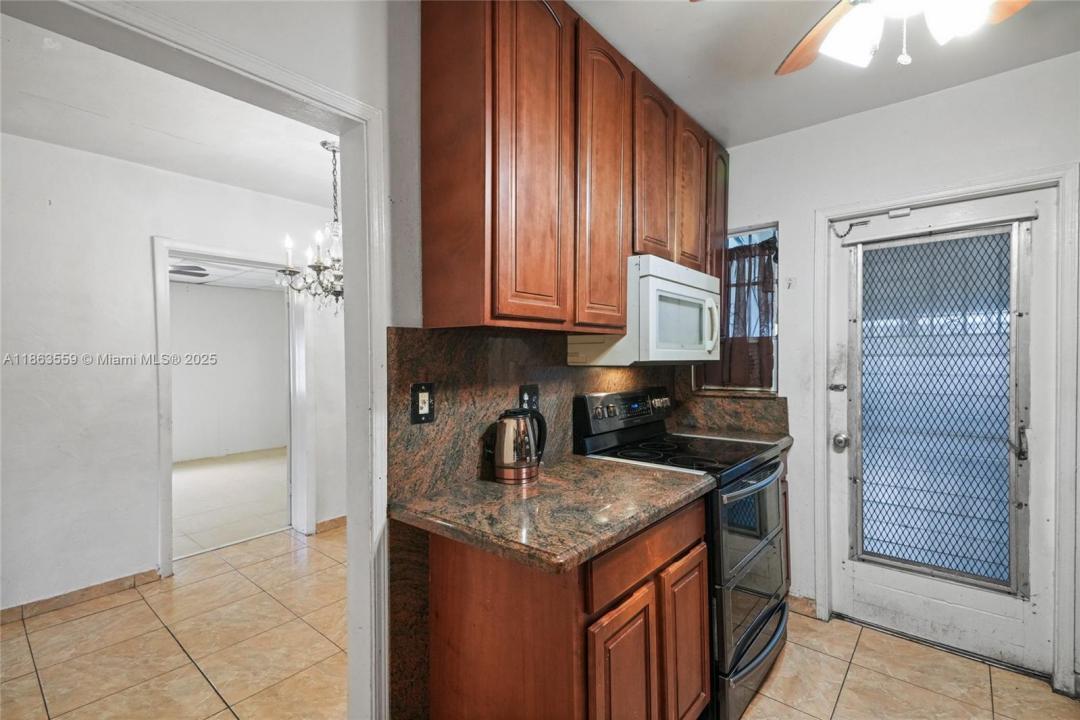 1025 Curtiss Dr, Opa-Locka, 佛羅里達州 33054, 美國
