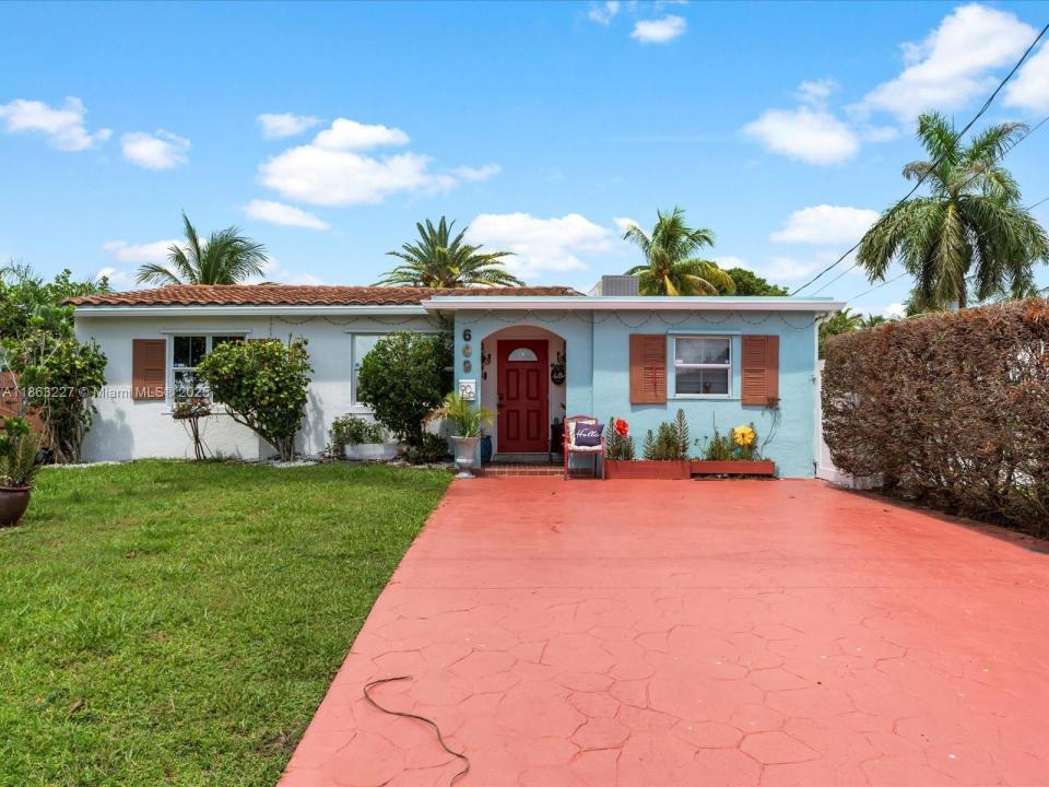 609 SW 2nd Ave, Hallandale Beach, Florida 33009, USA