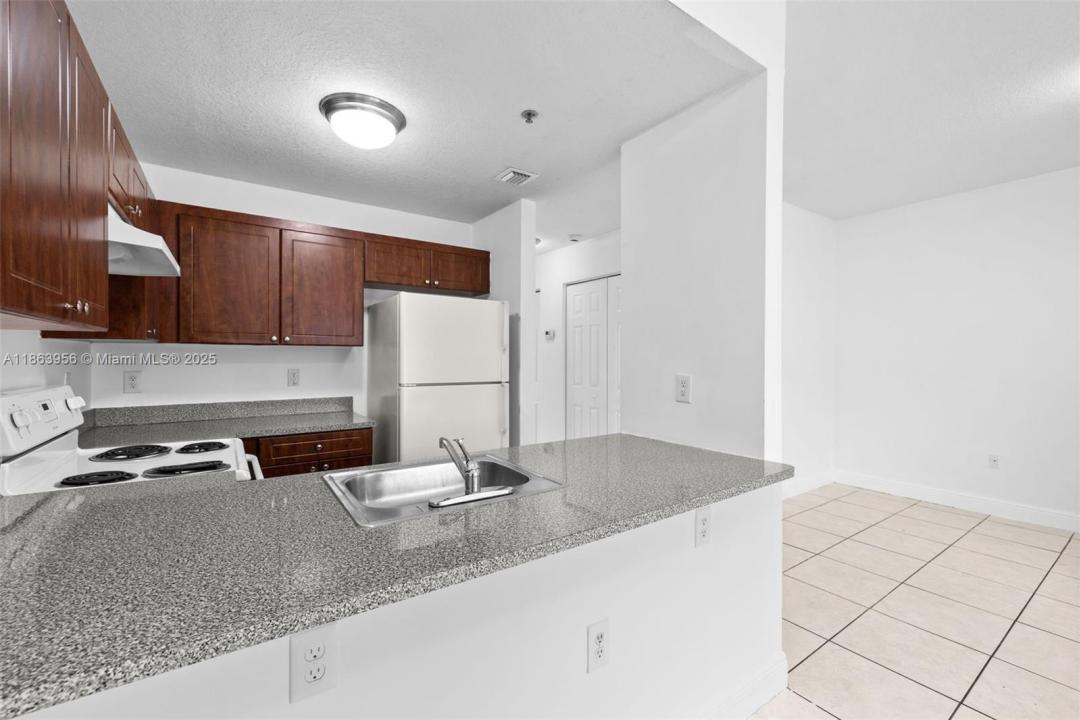 2413 W 78th St 201, Hialeah, Floride 33016, États-Unis