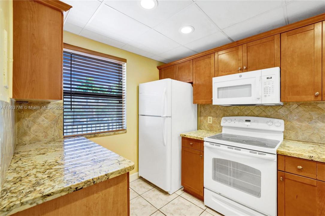 10332 Sunrise Lakes Blvd 206, Sunrise, Florida 33322, USA