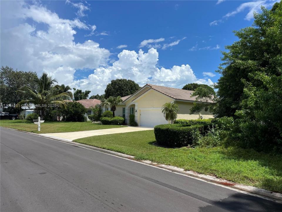 2789 SE Bluem Way, Port St. Lucie, Florida 34952