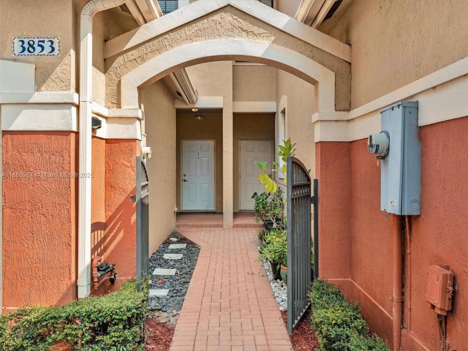 3853 Tree Top Dr, Weston, Florida 33332