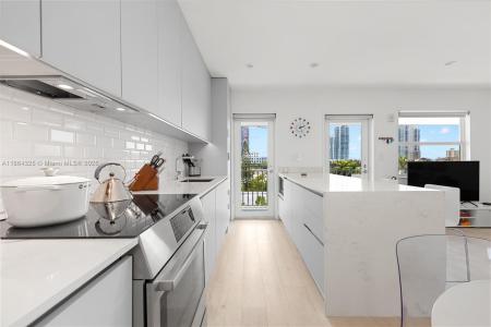 363 Washington Ave 63, Miami Beach, Florida 33139, USA