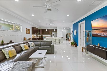 228 SW 4th St, Dania Beach, Florida 33004, USA