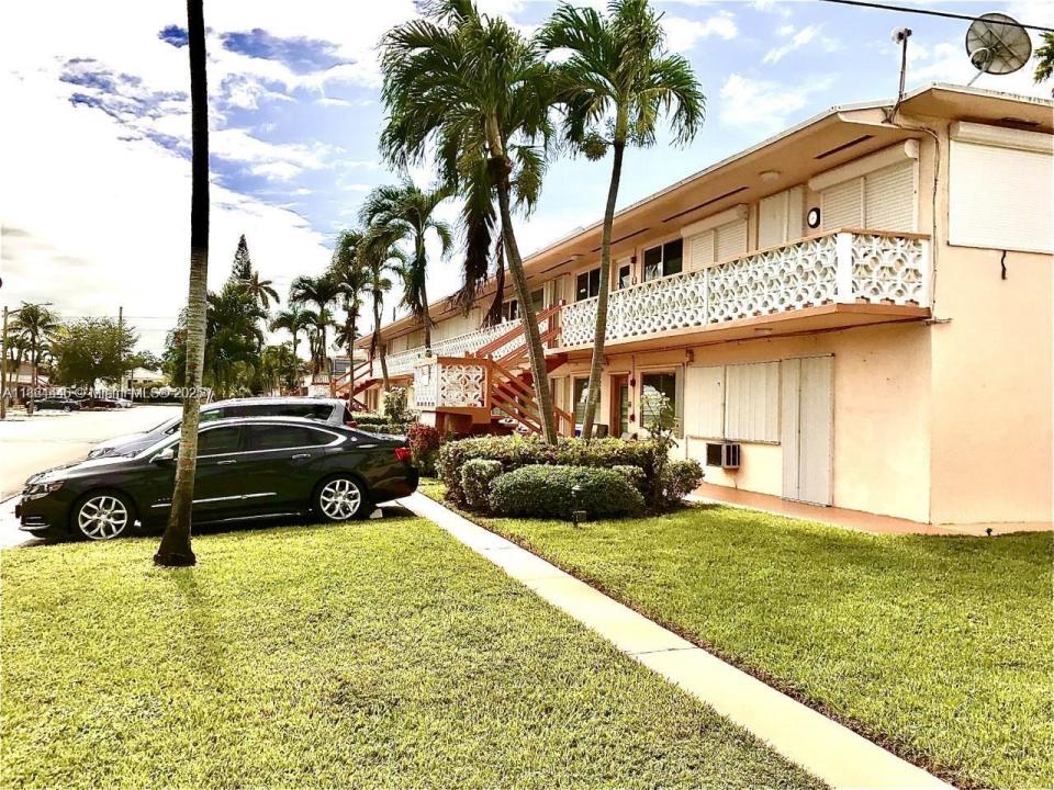 920 SW 11th Ave 9D, Hallandale Beach, Florida 33009