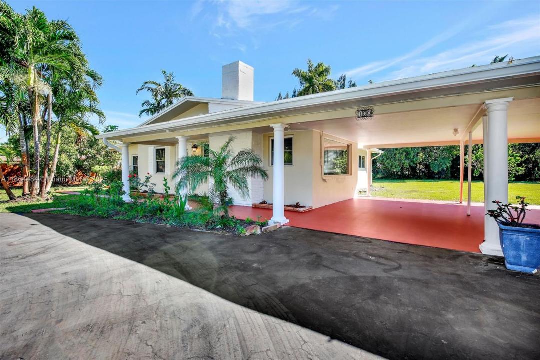 100 N Hibiscus Court, Plantation, Florida 33317, USA