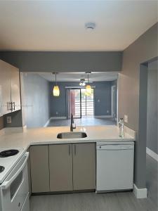 862 NE 209th St 206, Miami, Florida 33179, USA