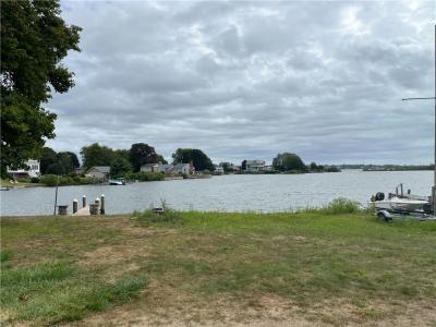 32 Shore Drive, Charlestown, Rhode Island 02813, Estados Unidos