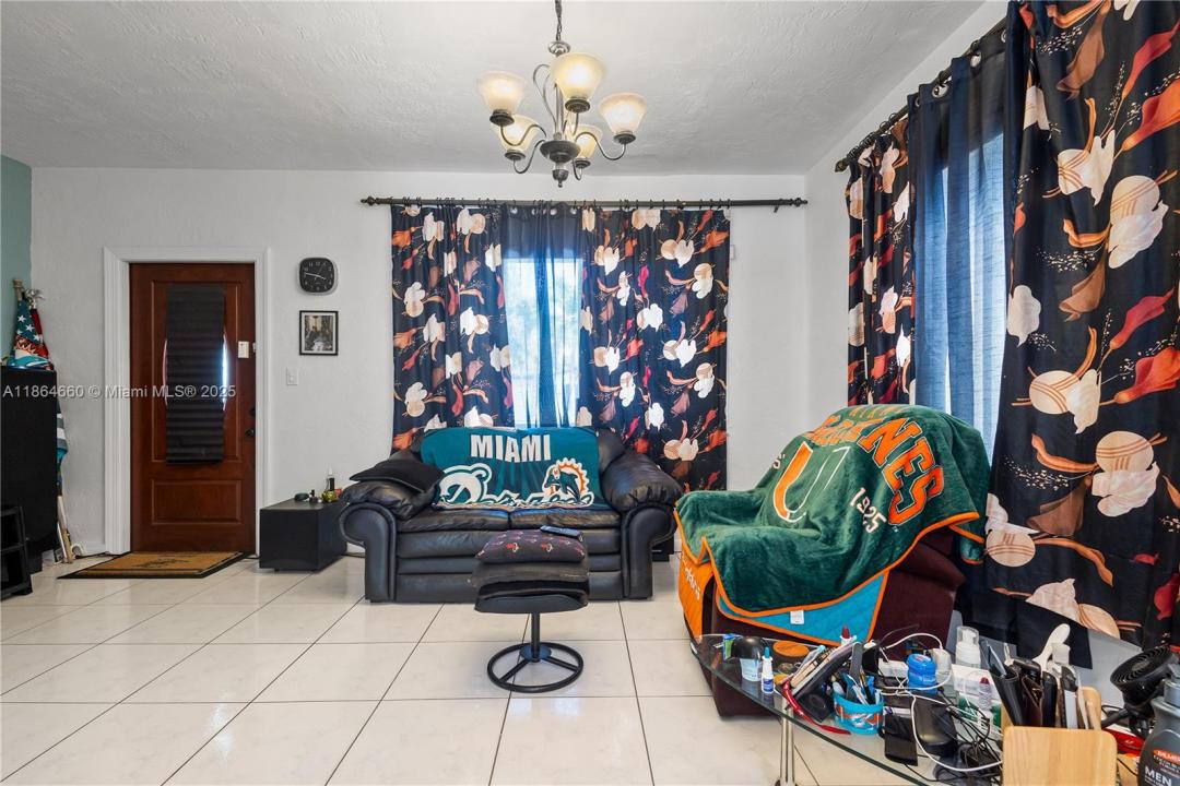 6377 SW 15th St, West Miami, 佛罗里达州 33144, 美国