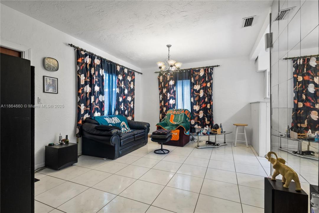 6377 SW 15th St, West Miami, 佛罗里达州 33144, 美国