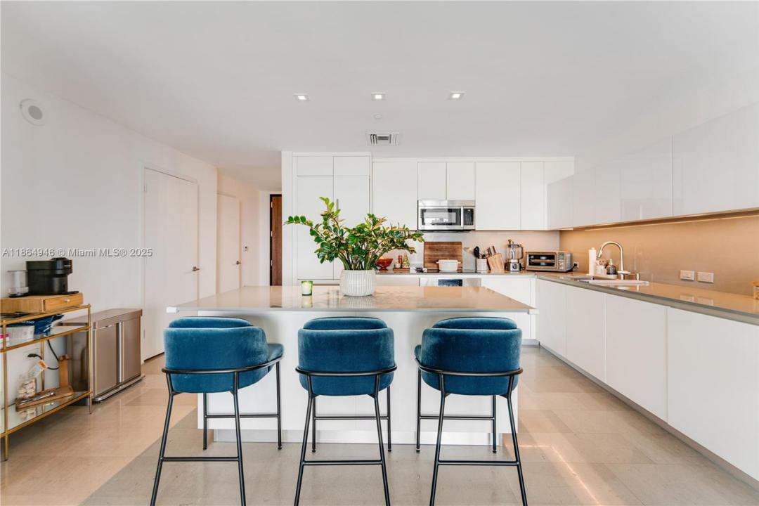 88 SW 7th St 2910, Miami, Florida 33130