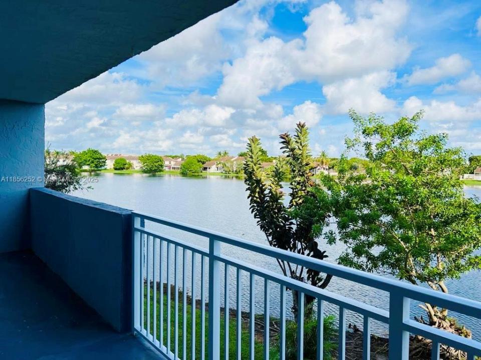 9359 Fontainebleau Blvd F201, Miami, Floride 33172, États-Unis