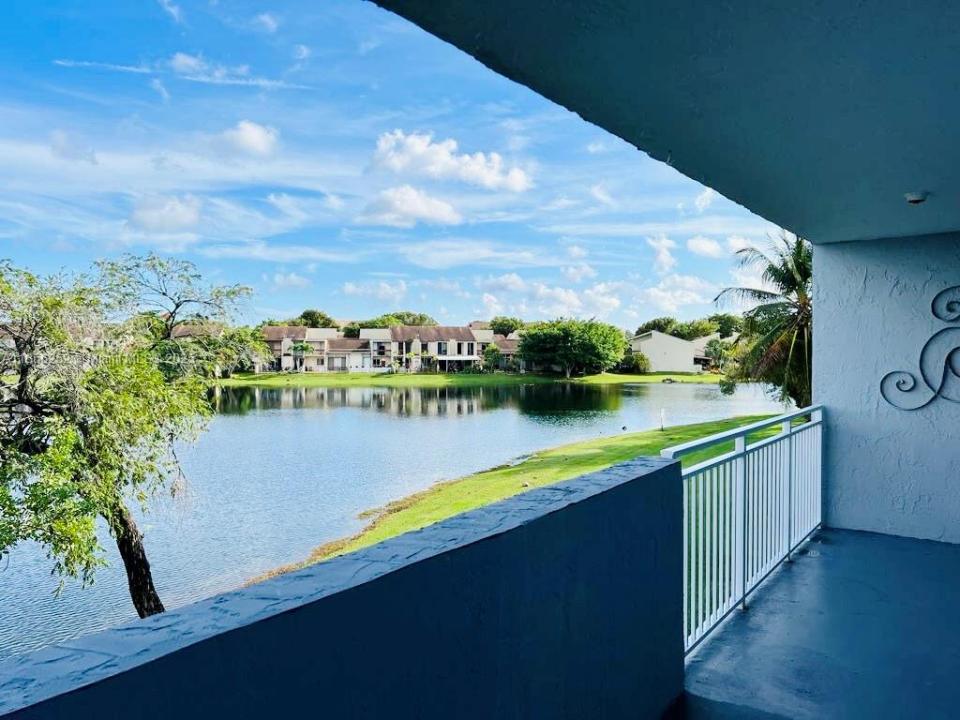 9359 Fontainebleau Blvd F201, Miami, Floride 33172, États-Unis