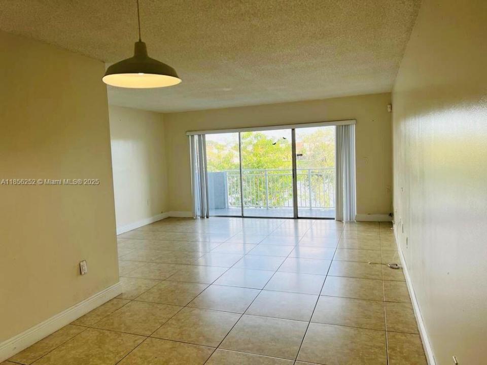 9359 Fontainebleau Blvd F201, Miami, Floride 33172, États-Unis