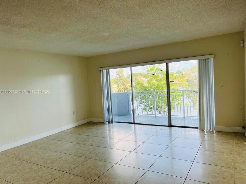 9359 Fontainebleau Blvd F201, Miami, Floride 33172, États-Unis