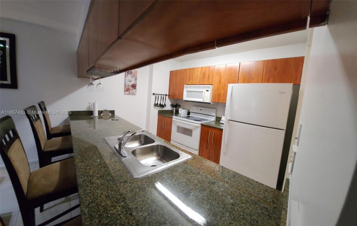 1200 E Brickell Bay Dr 3304, Miami, Florida 33131