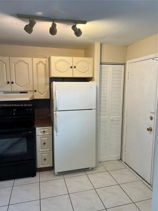 1680 NE 191st St 216-2, Miami, Floryda 33179, USA