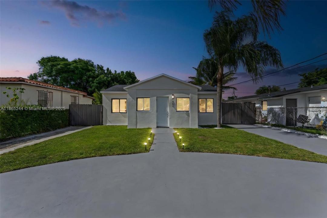 889 NW 102nd St, Miami, Floryda 33150, USA